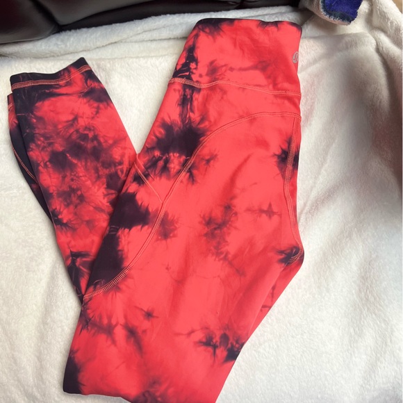 Lululemon Cropped Leggings in black and red tie dye with pockets Size 4 Like new - Picture 4 of 9